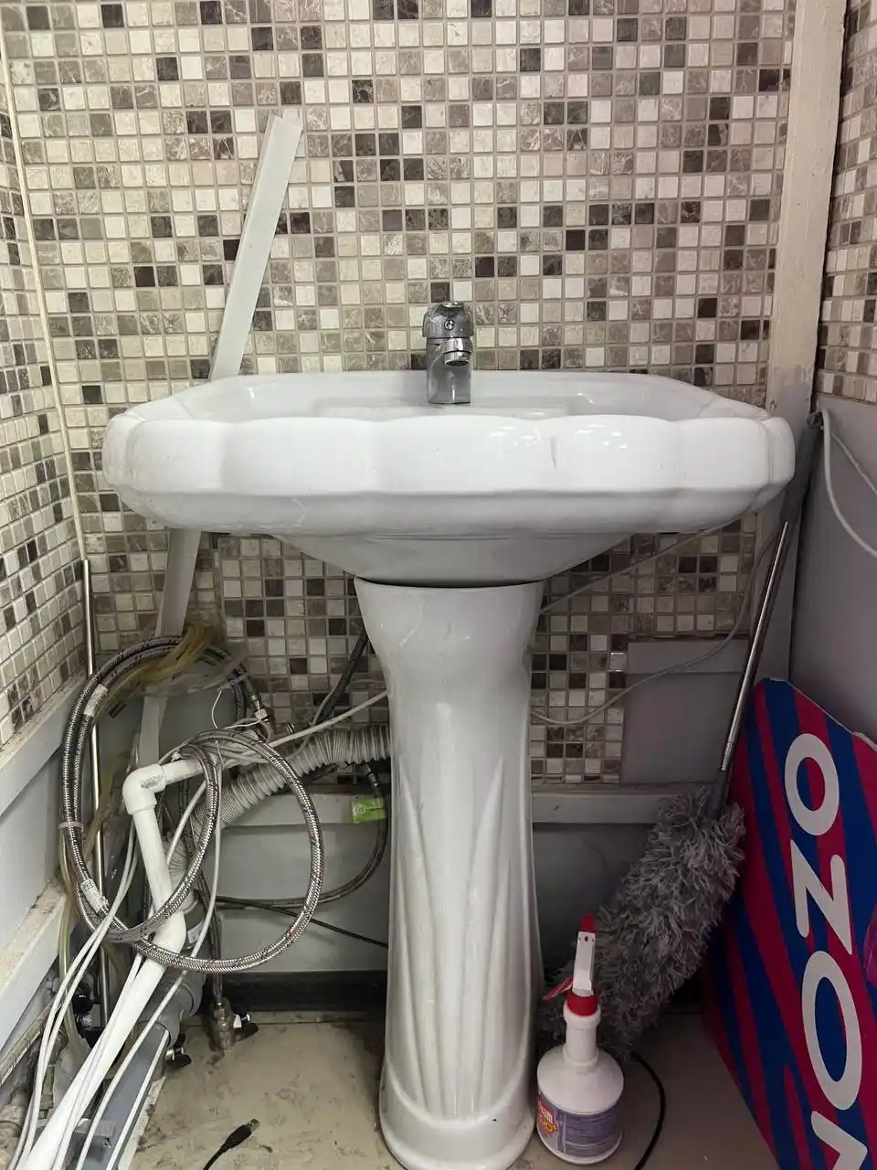 Продам пьедестал с мойкой и смесителем