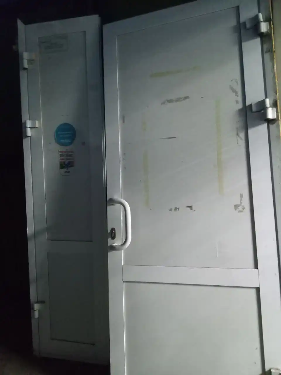 Продам двустворчатую алюминиевую дверь