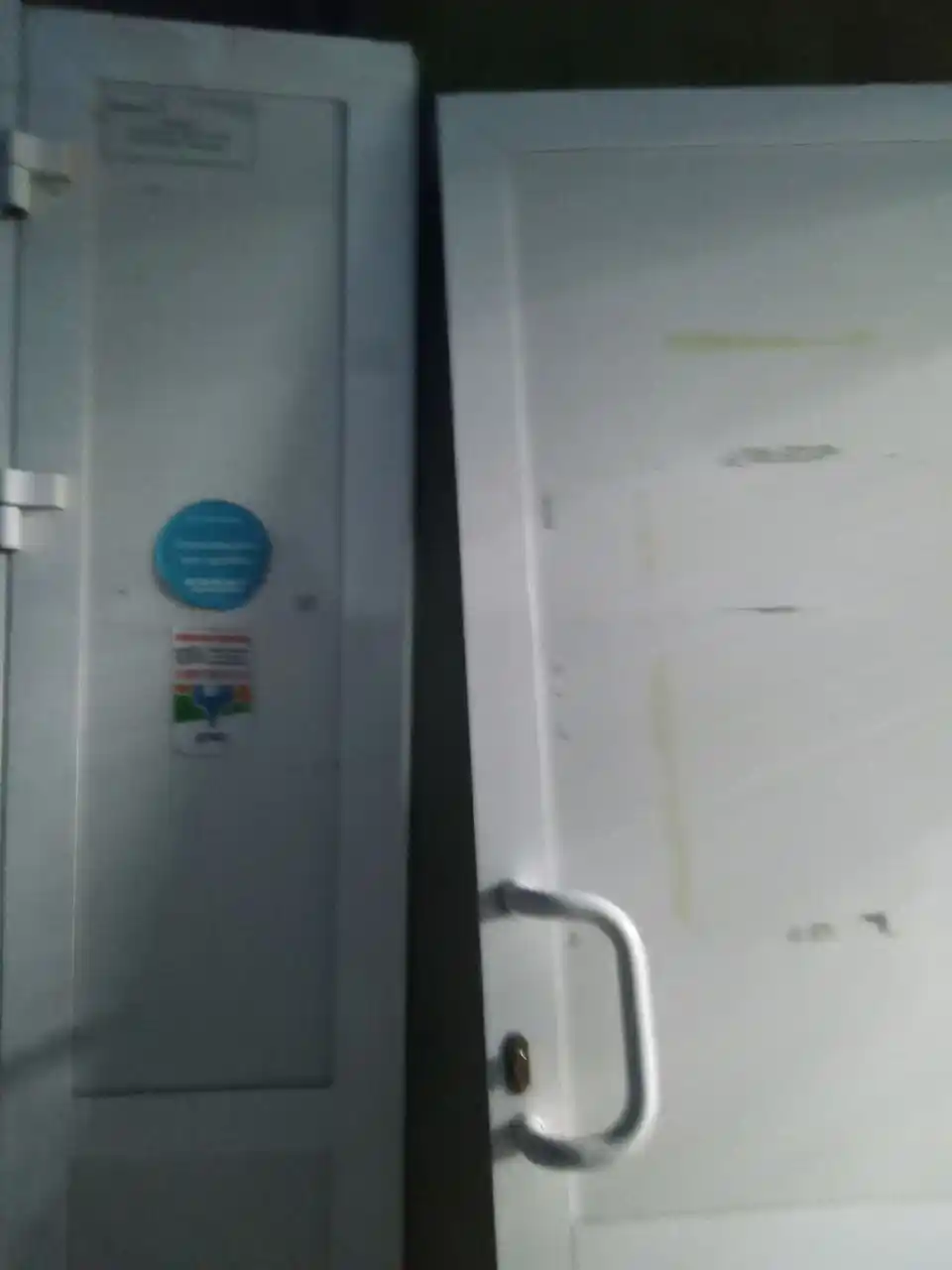 Продам двустворчатую алюминиевую дверь