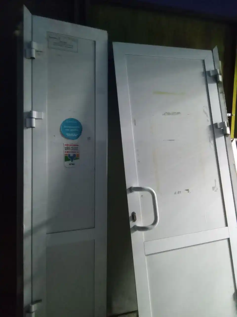 Продам двустворчатую алюминиевую дверь