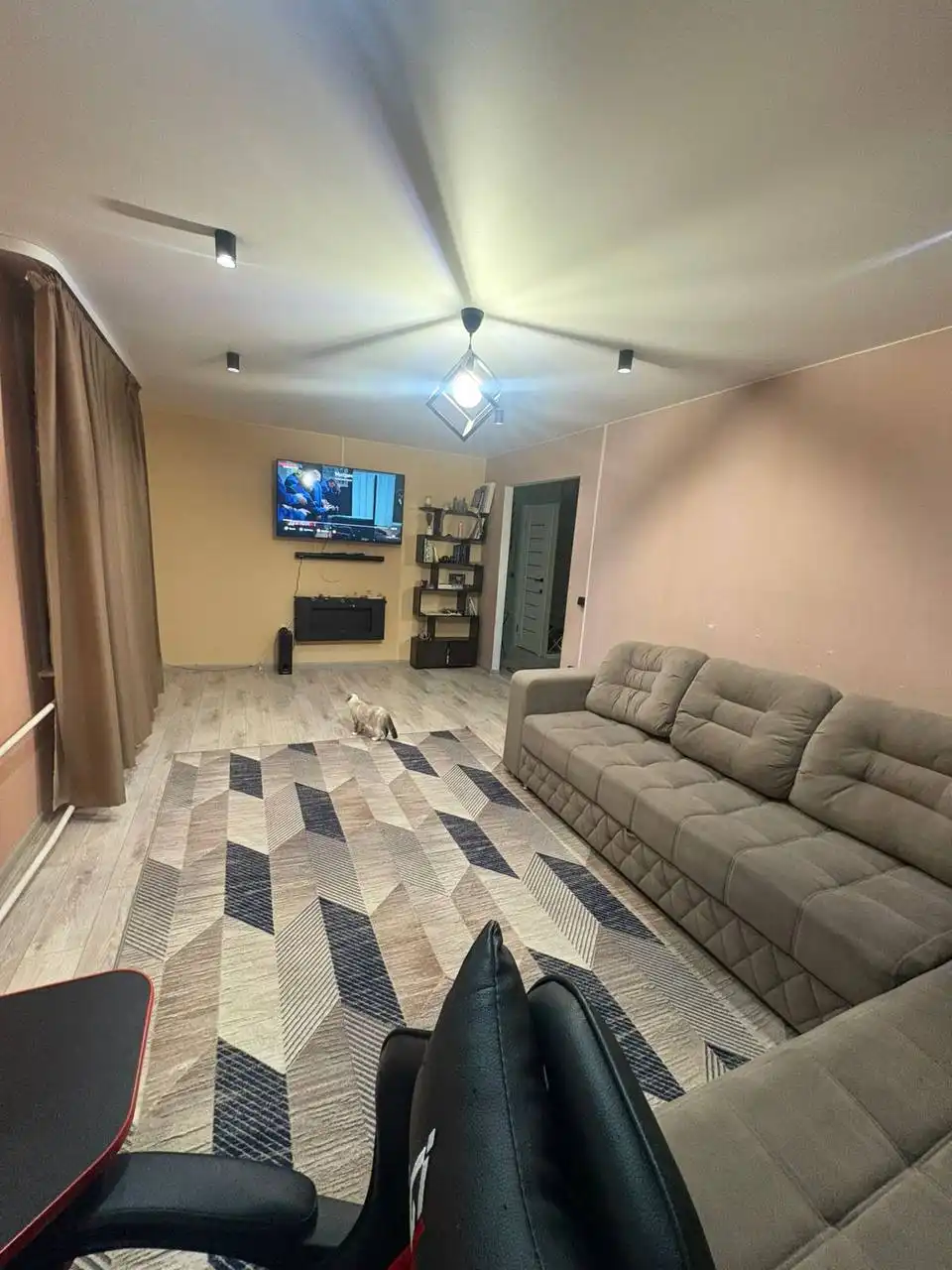 Продажа трехкомнатной квартиры возле пед училища