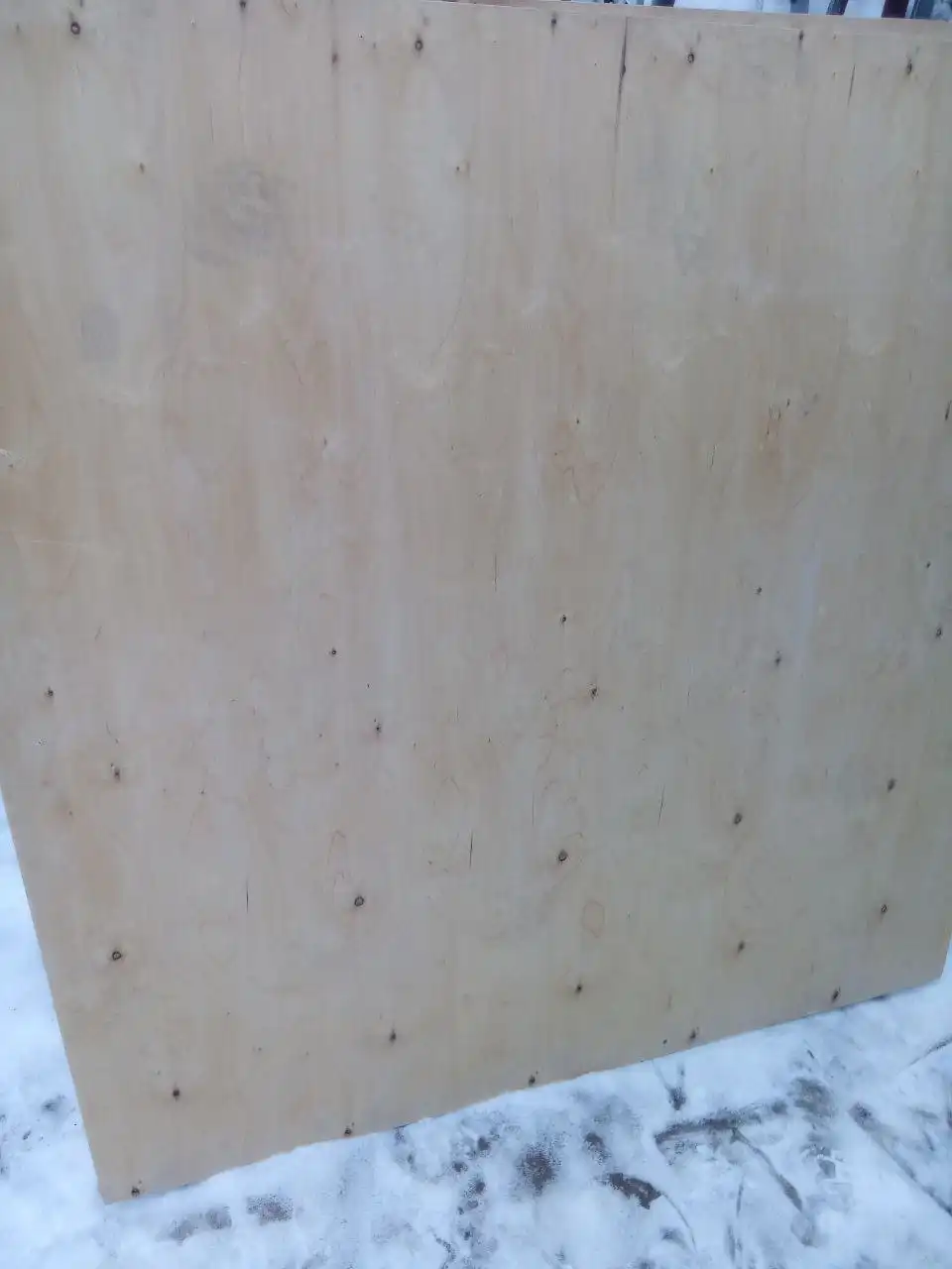 Продам два листа фанеры 9 мм 152х152