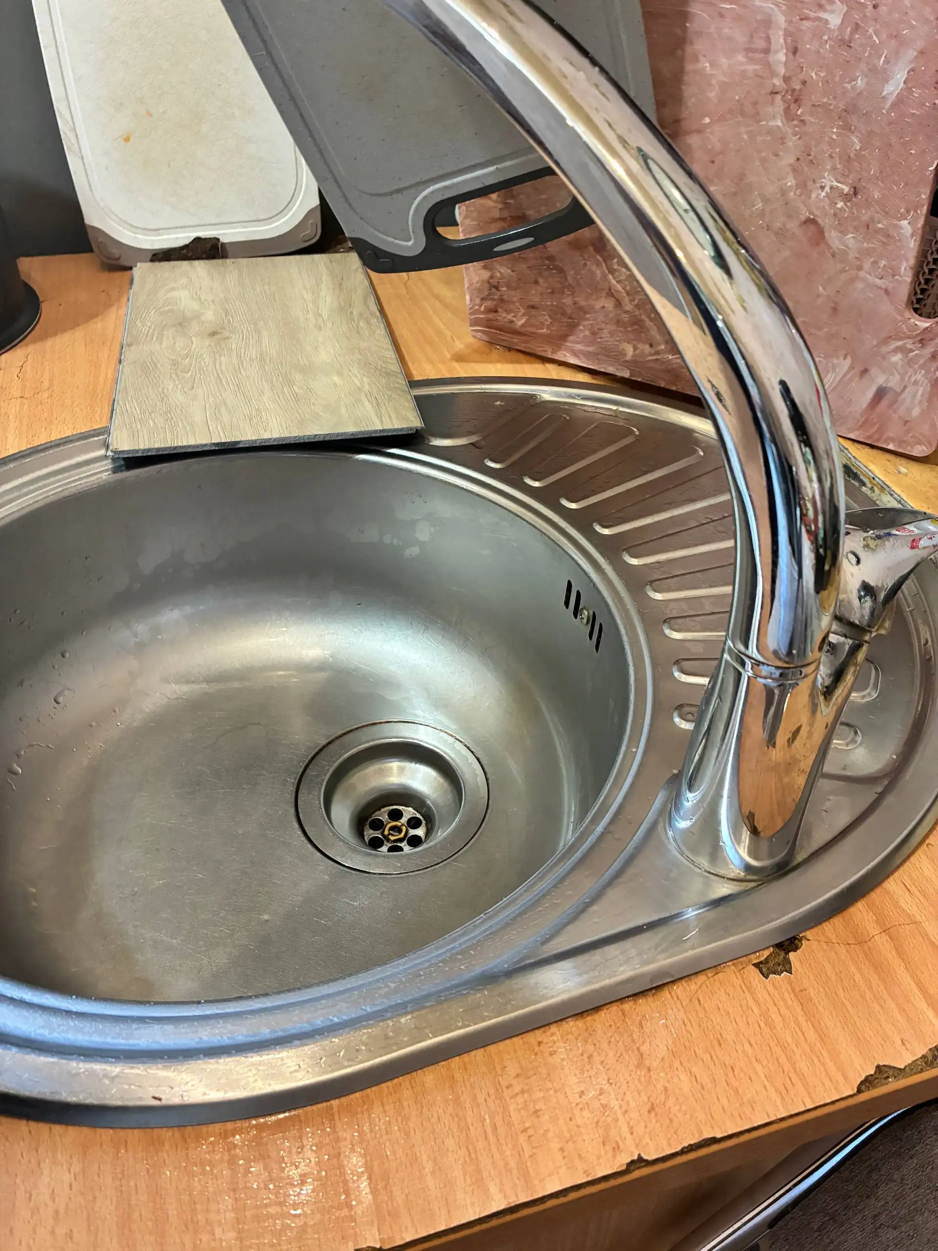 Продажа люстры, крана и раковины - Сантехника и освещение (Для дома и дачи) в Тюмень