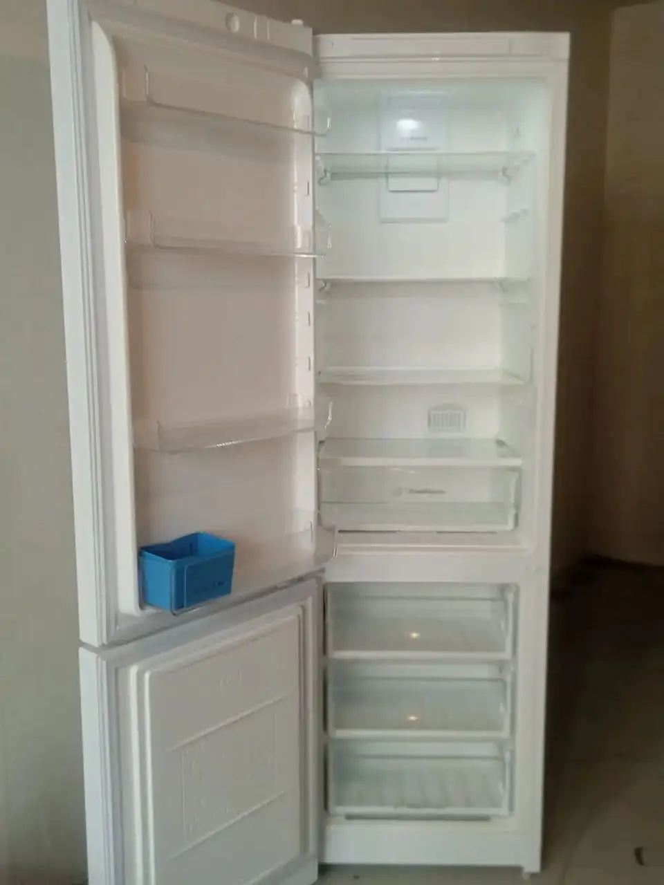 Продам холодильник Indesit 2 метра - Крупная бытовая техника (Электроника) в Тюмень