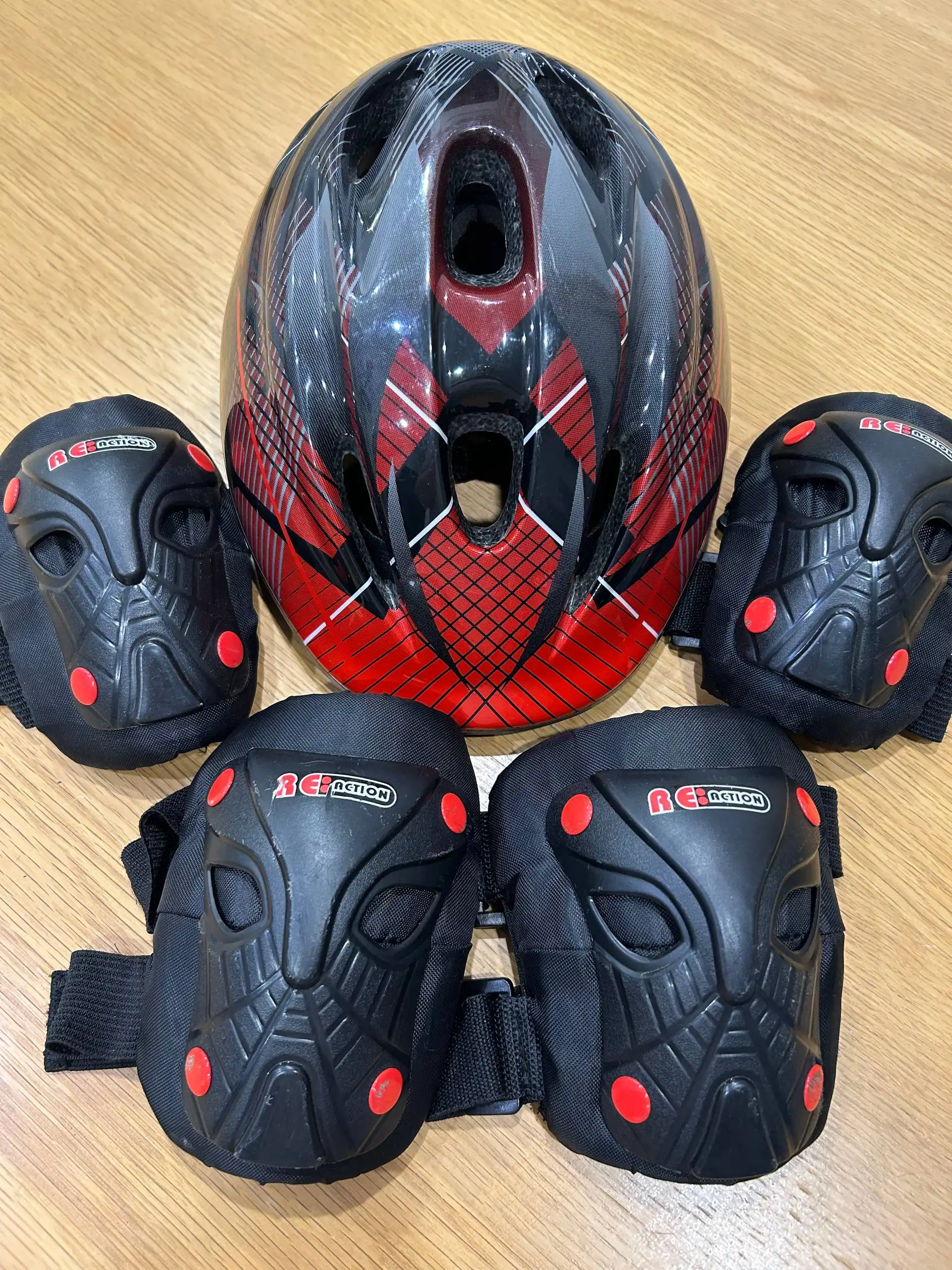 Шлем и защита для коленей, локтей и кистей