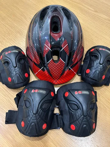 Шлем и защита для коленей, локтей и кистей - Хобби и отдых в Люберцы