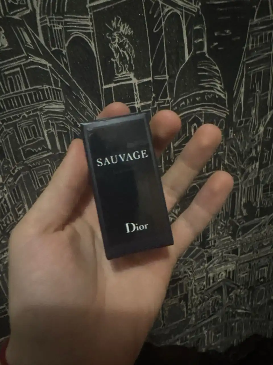 Оригинальные товары: духи, чехлы и коробки для iPhone 13