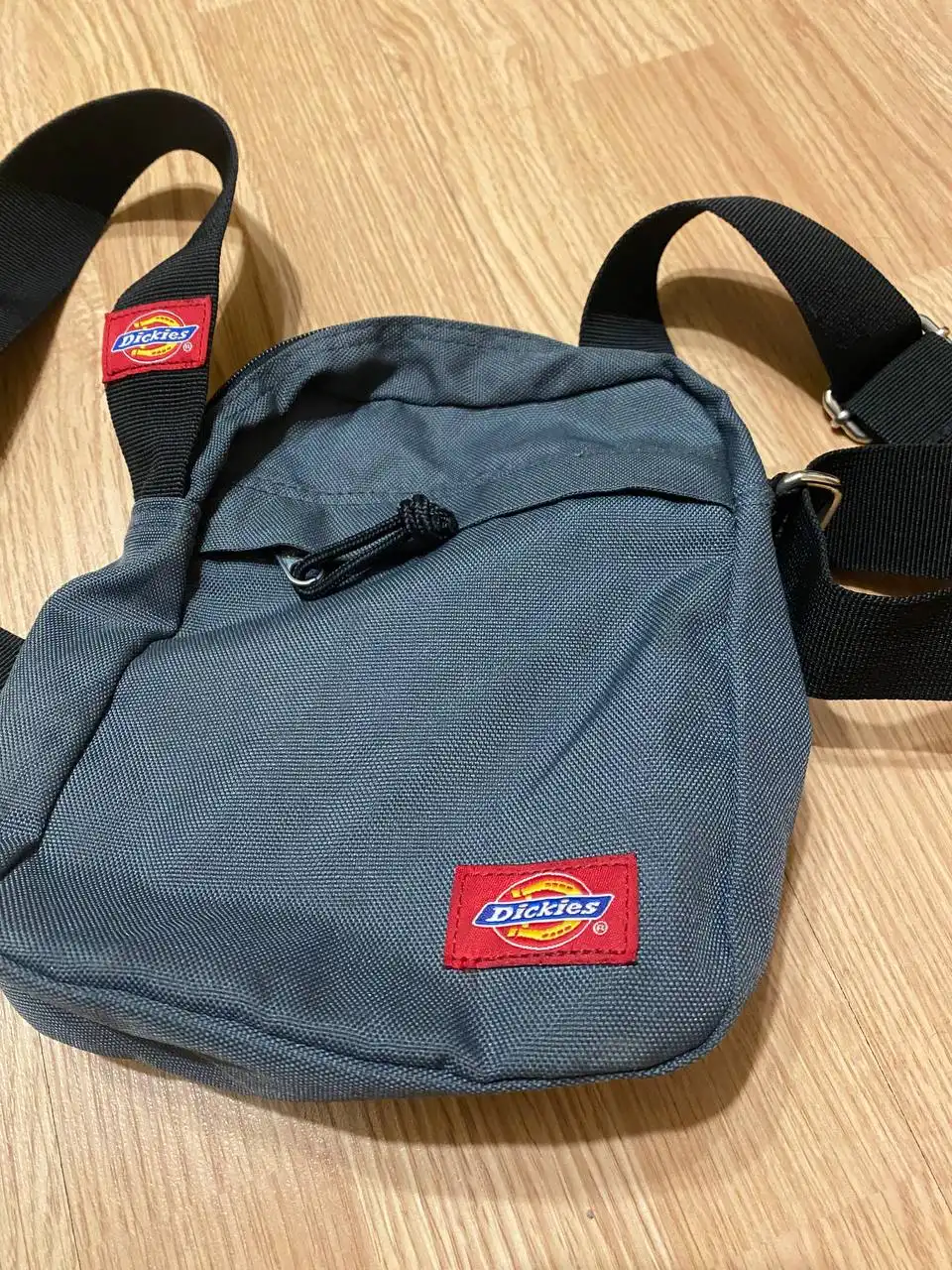 Стильная сумка через плечо Dickies серого цвета