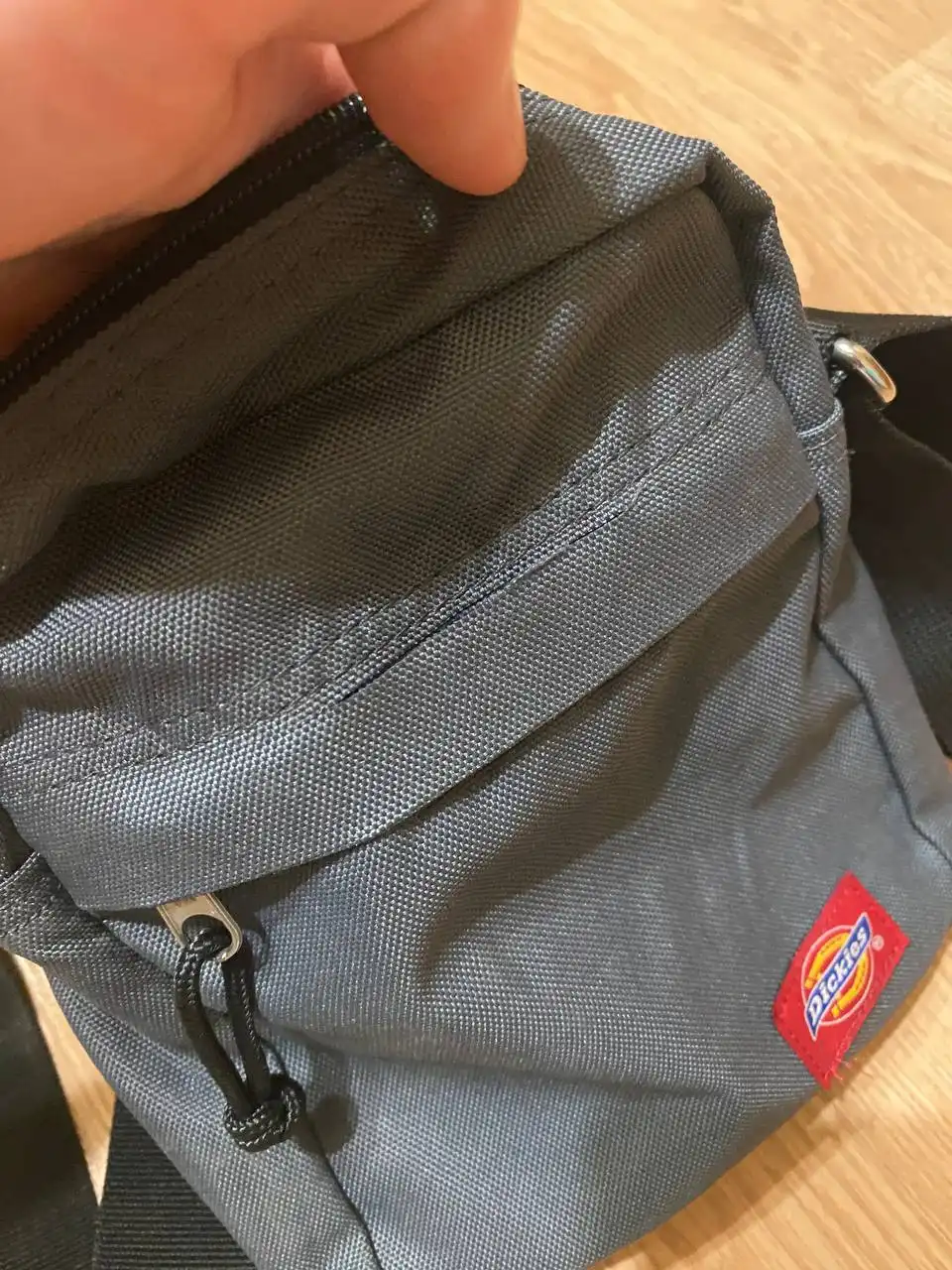 Стильная сумка через плечо Dickies серого цвета