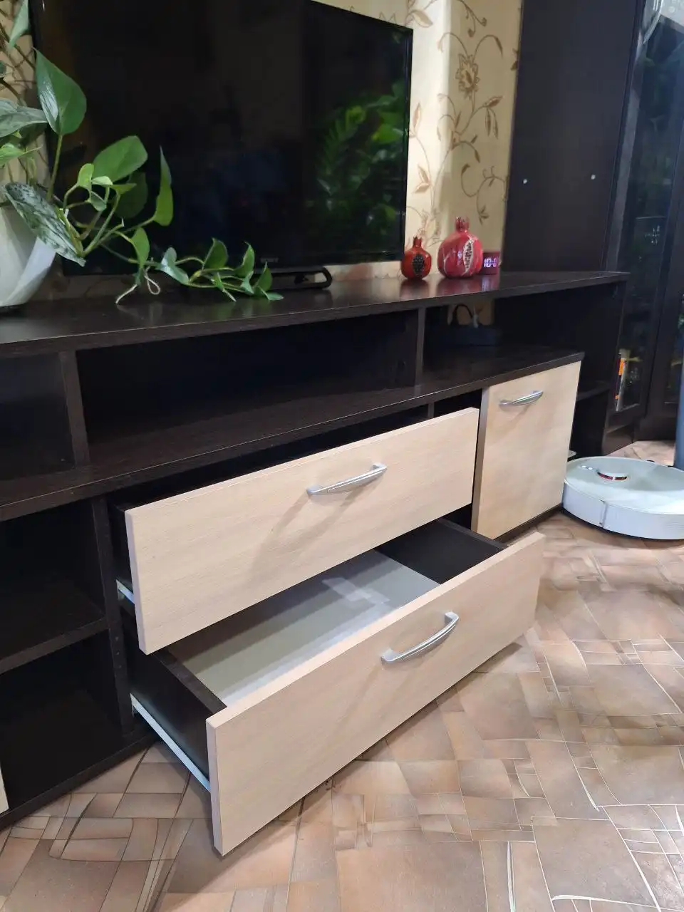 Тумба под телевизор венге и молочный дуб