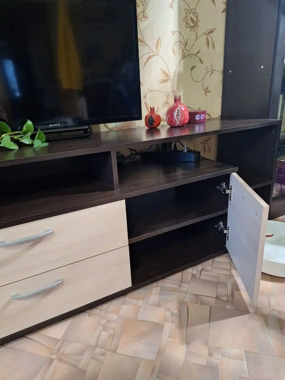 Тумба под телевизор венге и молочный дуб