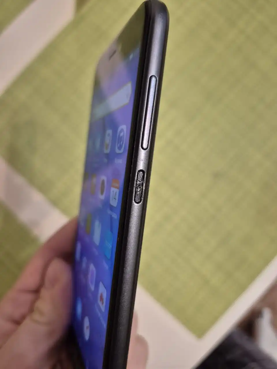 Продам 2 телефона - рабочий с дефектом и нерабочий на запчасти