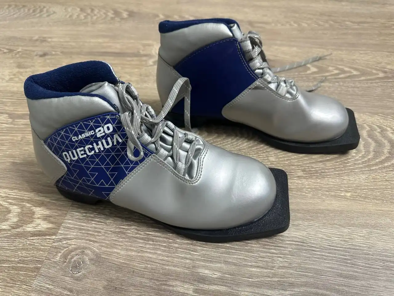 Продам лыжные ботинки и лыжи для ребенка