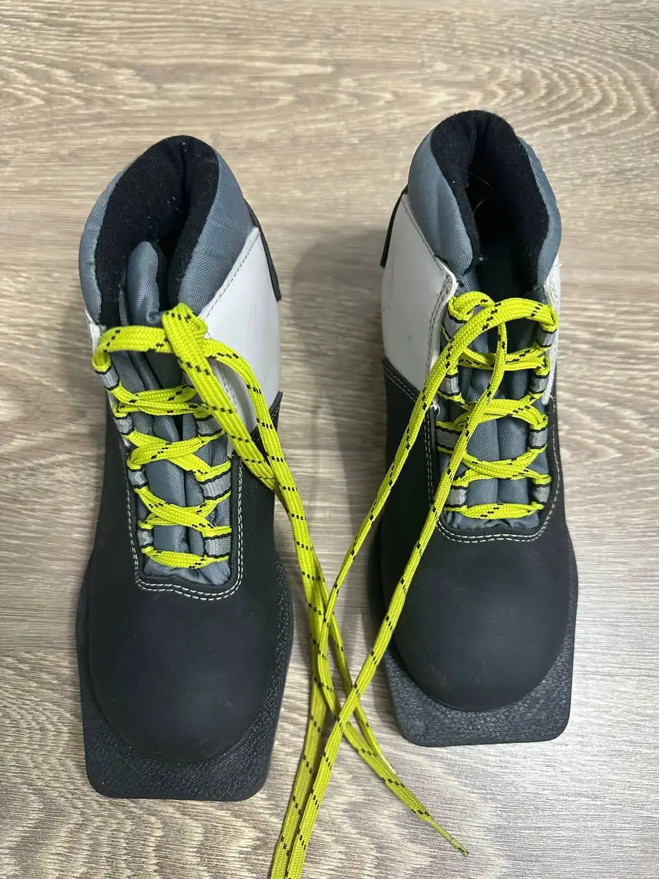 Продам лыжные ботинки и лыжи для ребенка