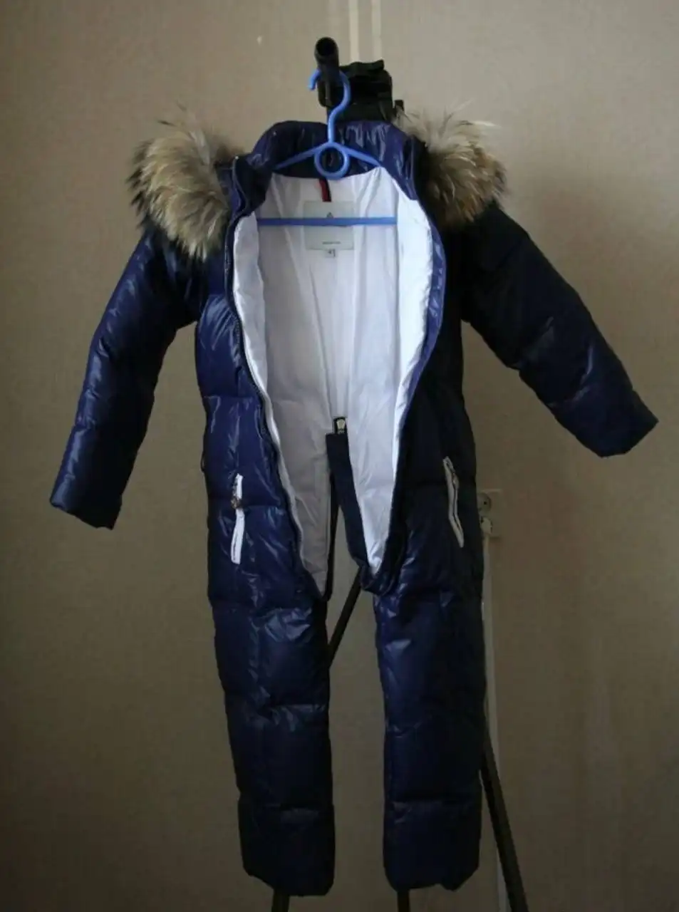 Зимний пуховый комбинезон с мехом енота, размер 110-116
