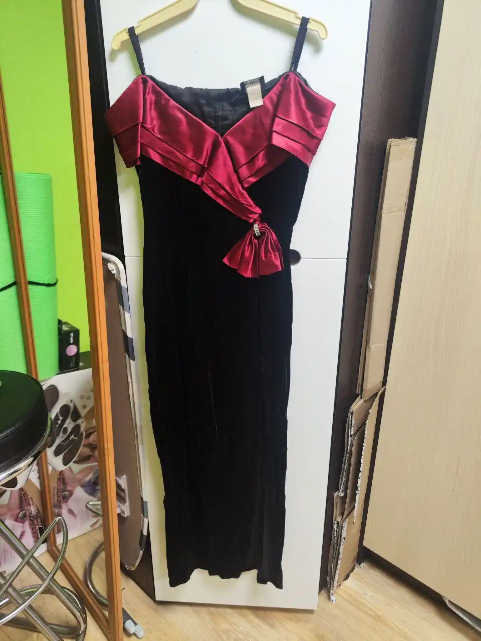 Вечернее платье черное с красным акцентом размер 46