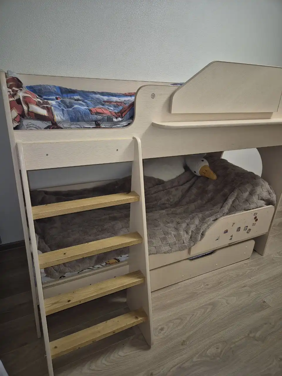 Детская двухярусная кровать