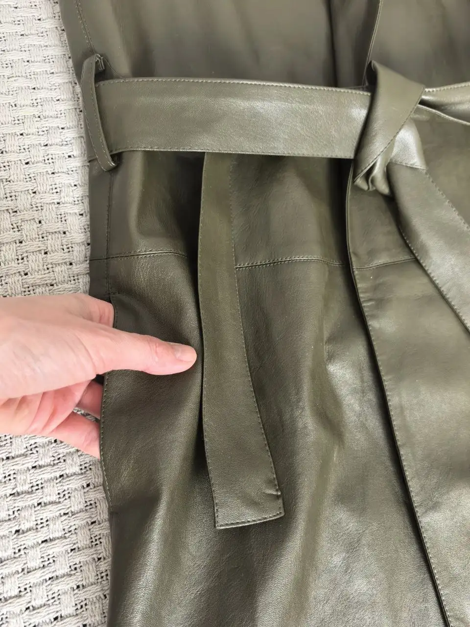 Жилет из премиальной эко-кожи болотного цвета - Верхняя одежда (Одежда) в Люберцы