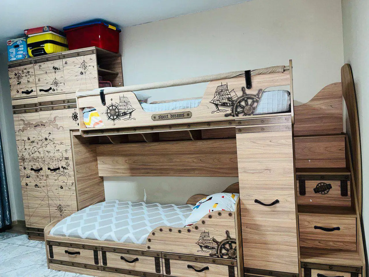 Продажа двухъярусной кровати с матрасом, столом и шкафом - Мебель (Барахолка) в Люберцы