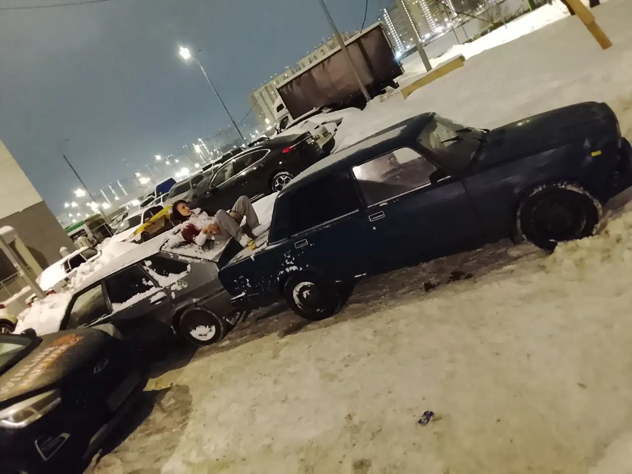 Продам жигу дно есть пороги 50/50 на ходу мотор работает без нарекания - Авто в Люберцы