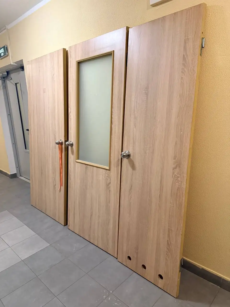 Продажа холодильника, люстры, стола, раковины, дверей и лотка - Барахолка в Некрасовка