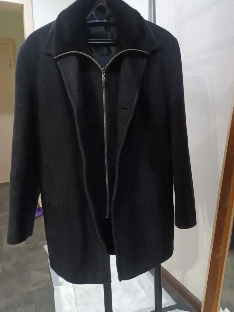 Продажа кожаной куртки и демисезонного пальто - Верхняя одежда (Одежда) в Неизвестно