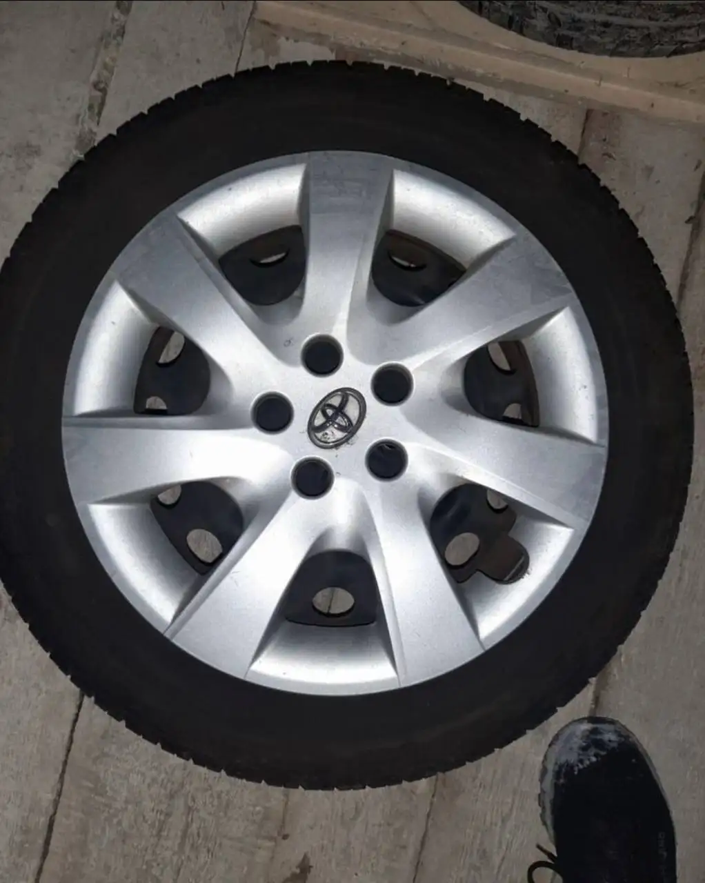 Продажа б/у шин R15 185/60 с дисками - Шины и диски (Запчасти) в Ужур