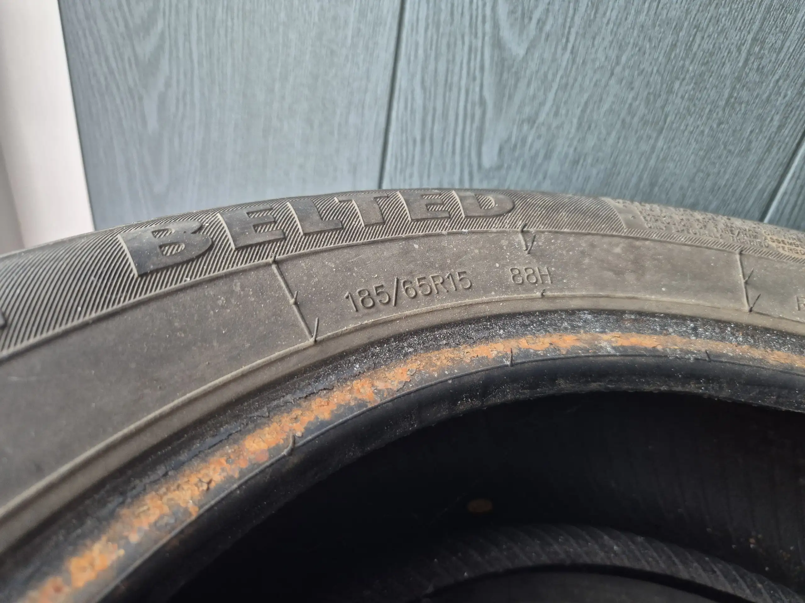 Шина 185/65 R15 в хорошем состоянии - Шины и диски (Запчасти) в Неизвестно