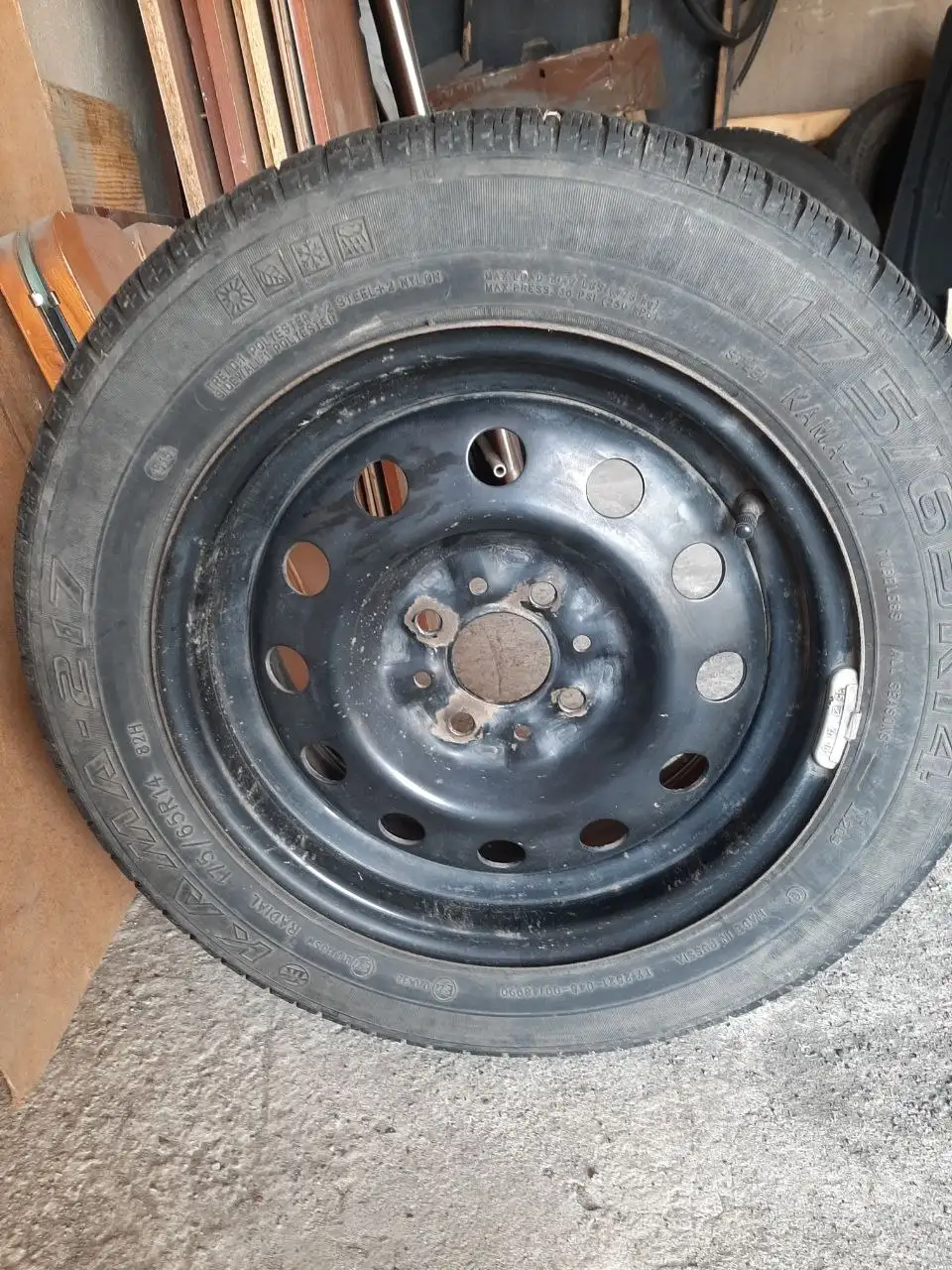 Продажа шин 175/65/14 и 205/70/15 - Шины и диски (Авто) в Неизвестно
