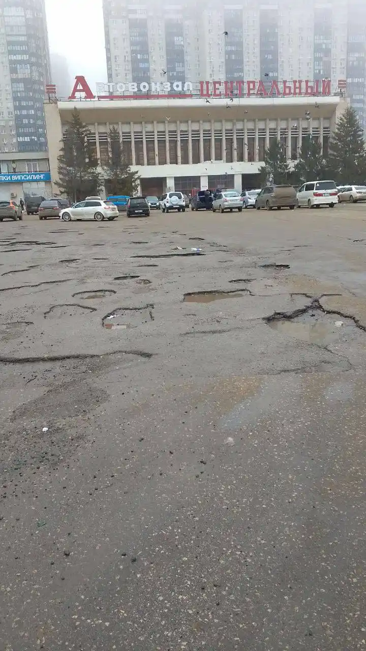 Площадка у автовокзала имитирует поверхность Луны