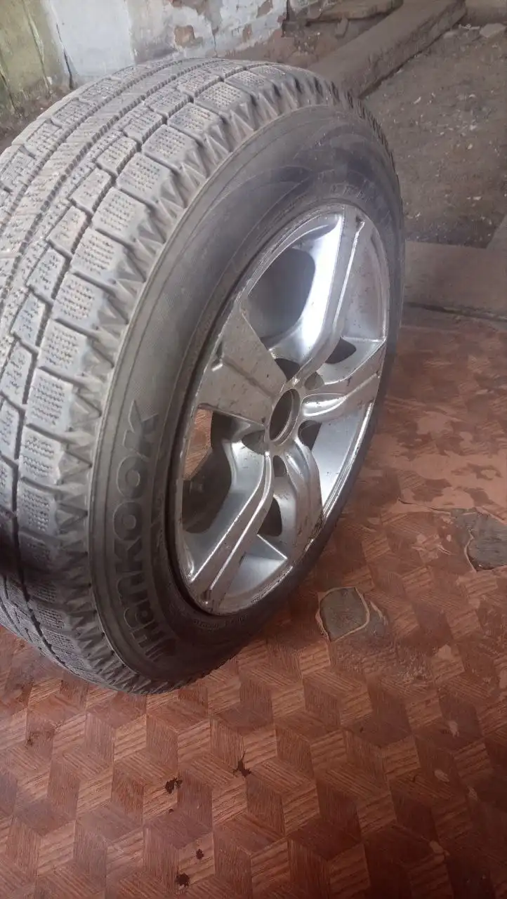 Литой диск 7*15 с резиной - Запчасти (Авто) в Иркутск