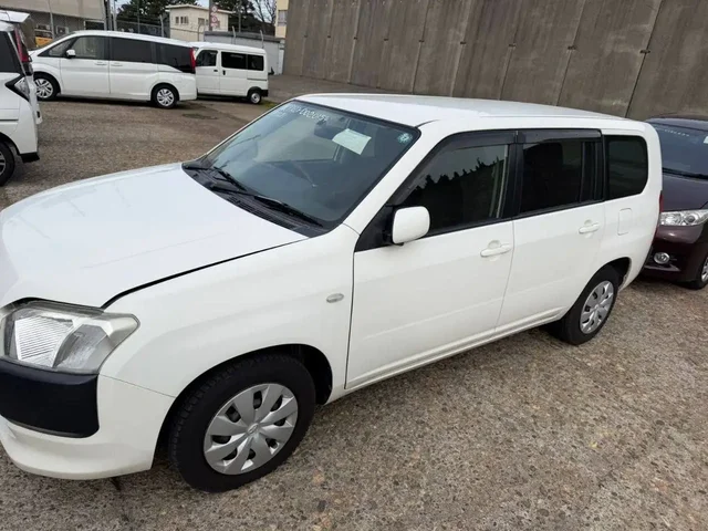 Toyota Succeed 2015г. Автомат, 1.5 л, 128 тыс. км - Аксессуары и уход в Владивосток