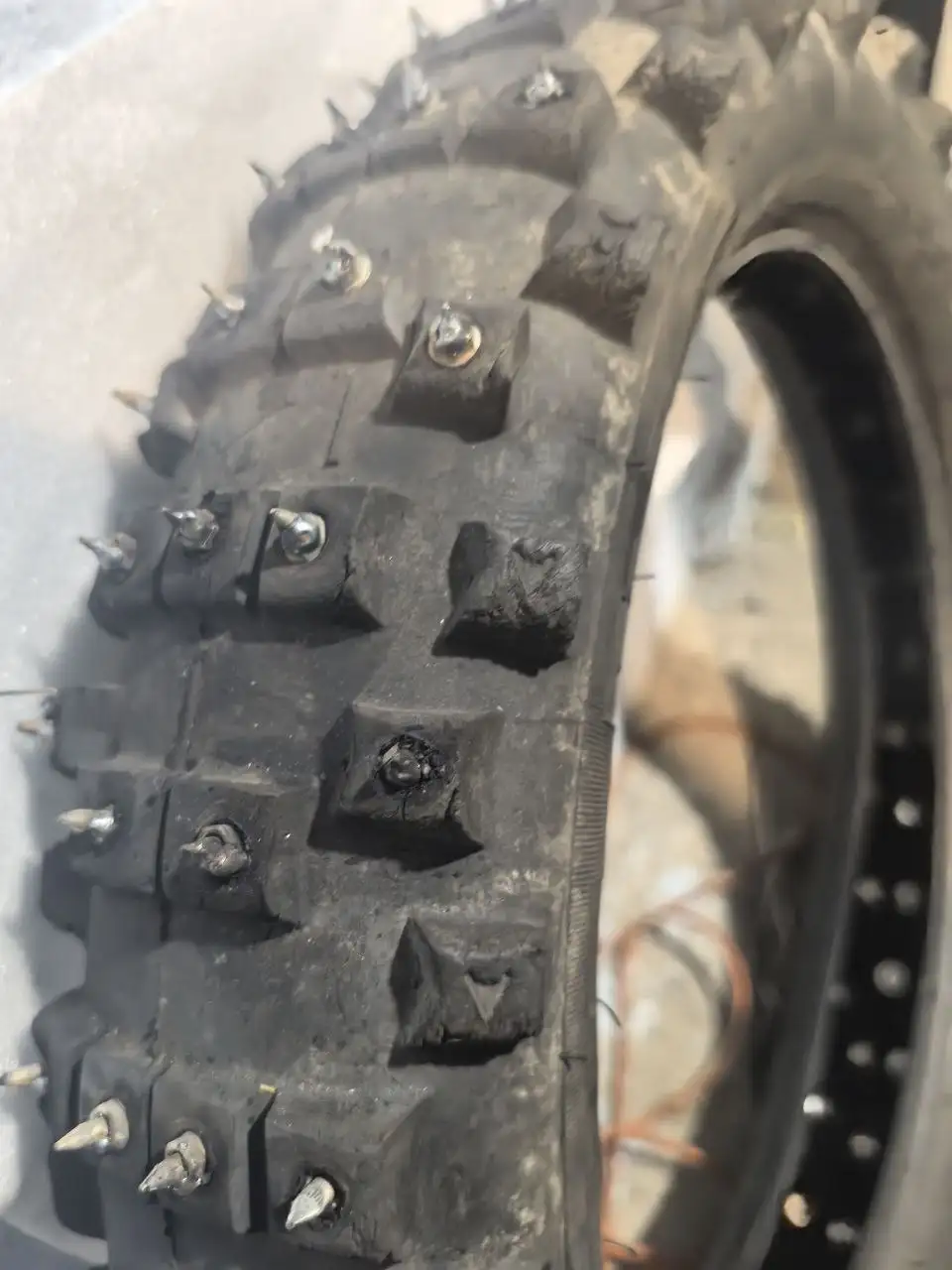 Продажа задка 18 раз б/у резина с шипами дюбель на сварке - Запчасти (Авто) в Ангарск