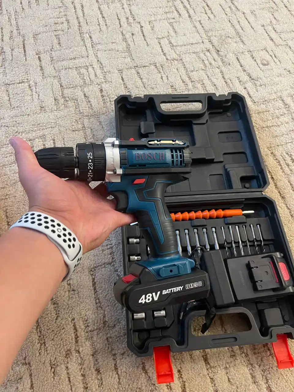 Продам новый шуруповерт Bosh с набором оснастки