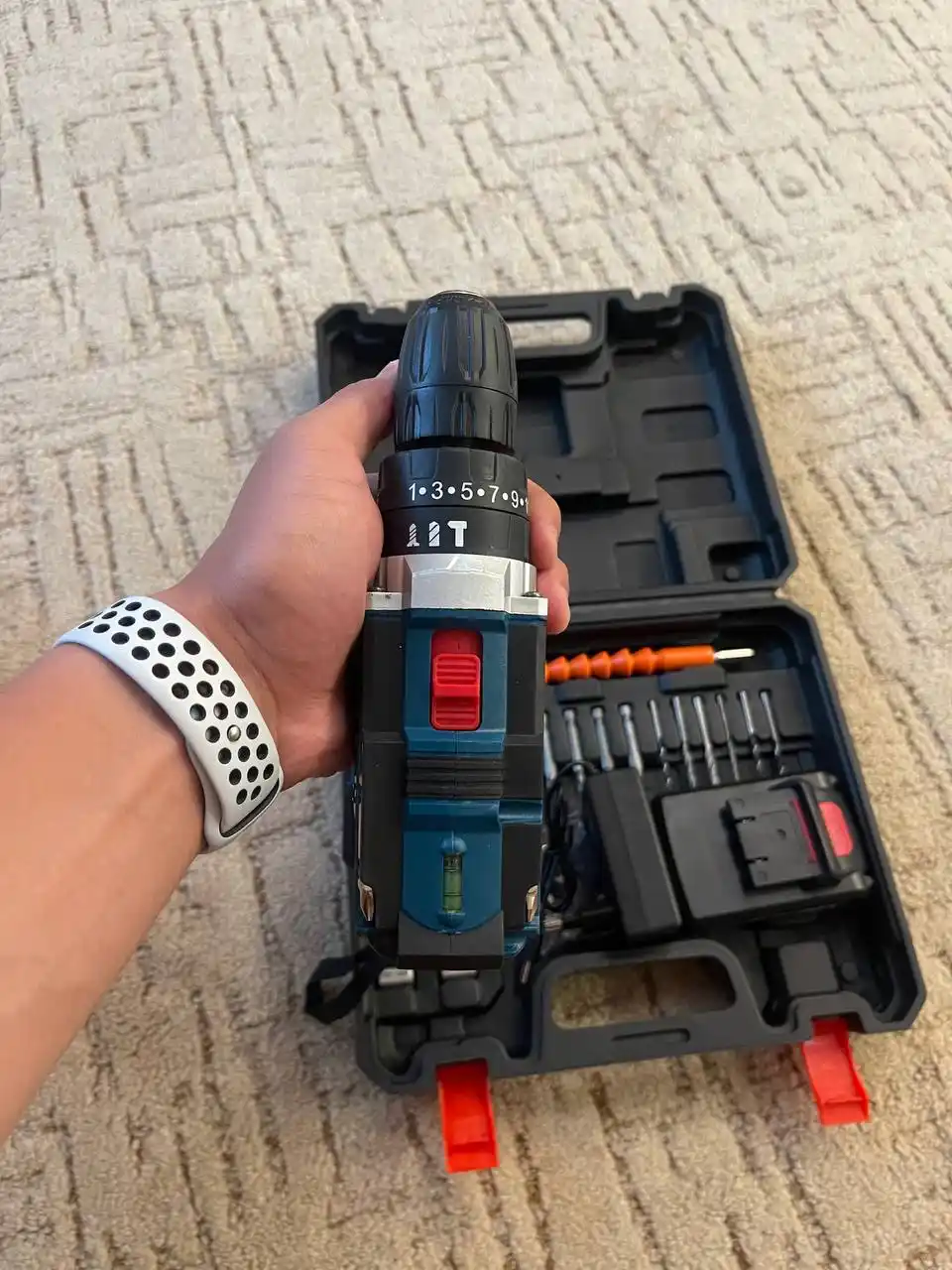 Продам новый шуруповерт Bosh с набором оснастки