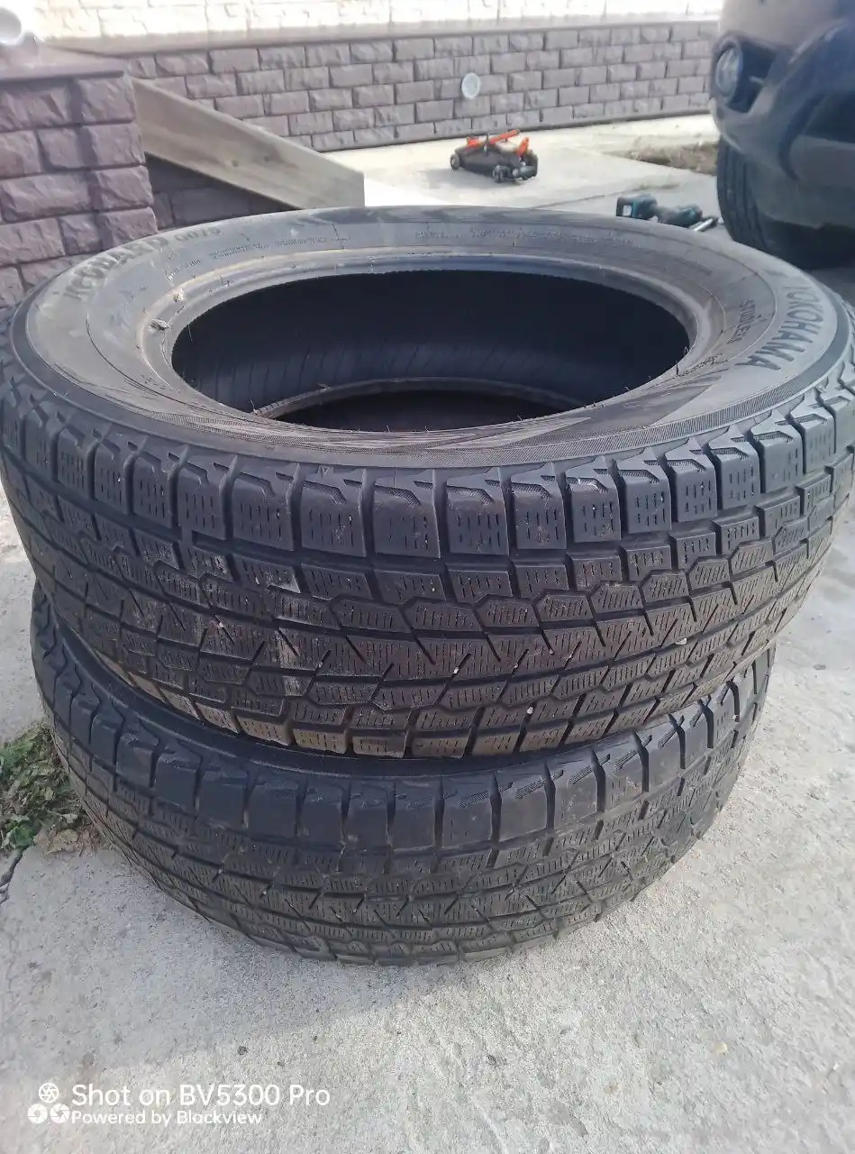 Две шины Yokohama 235/65/18 липучка