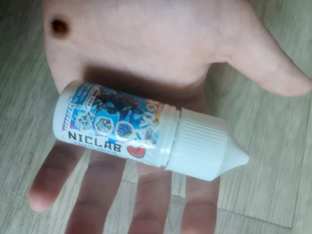 Продам жижу дота вкус синяя сладко кислая малина айс - Аксессуары для вейпинга в Тюмень
