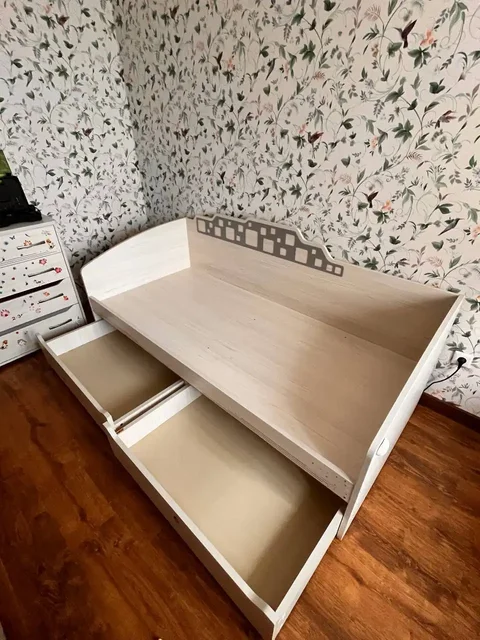 Продам кровать и полку Мегаполис - Ковры в Москва