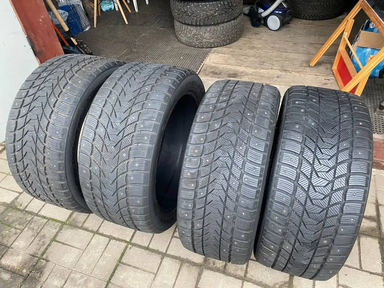 Продам зимнюю резину R22 разноширокие