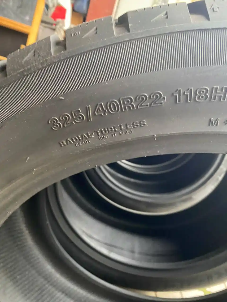 Продам зимнюю резину R22 разноширокие