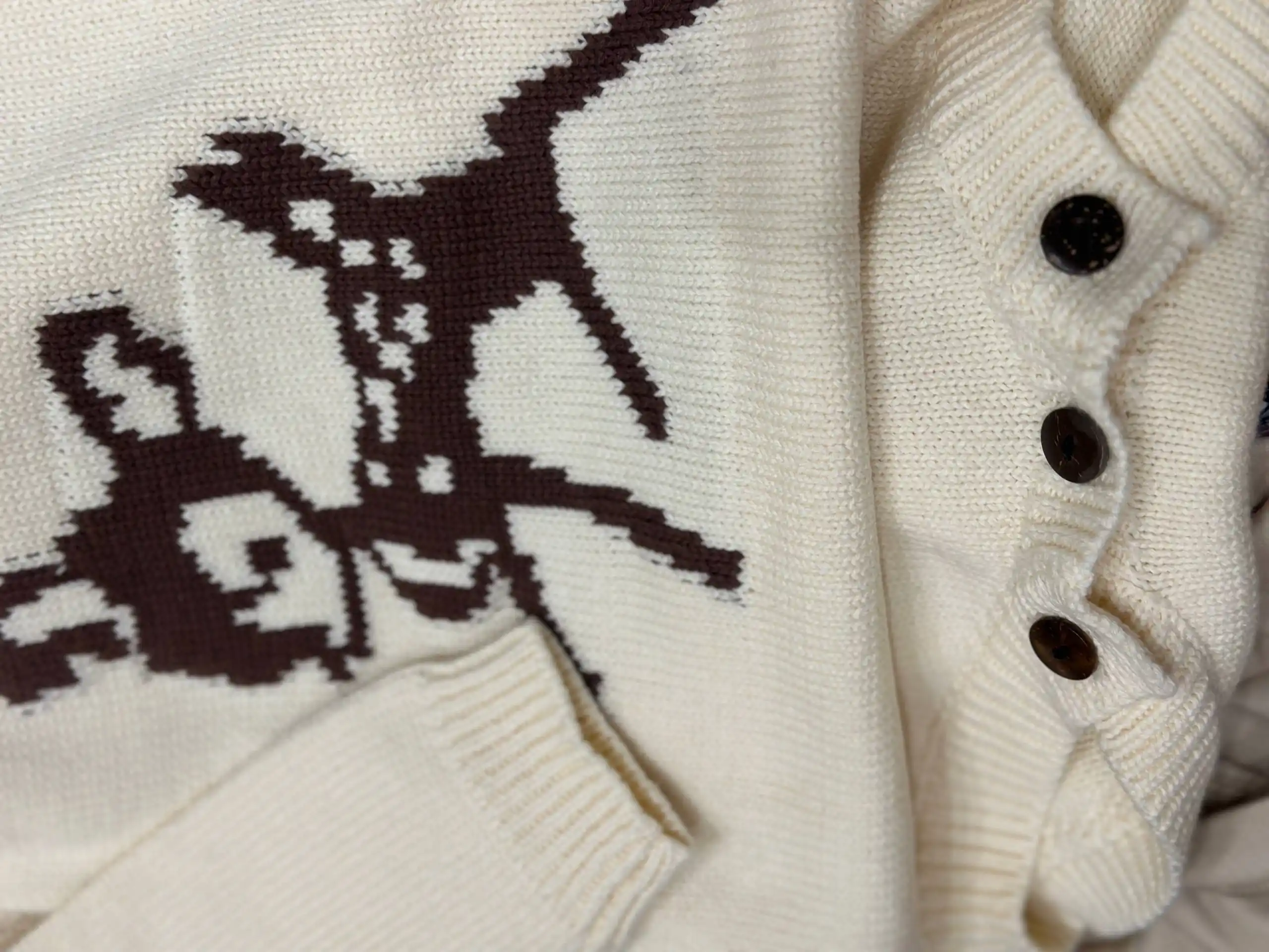 Вязаное боди с рукавами