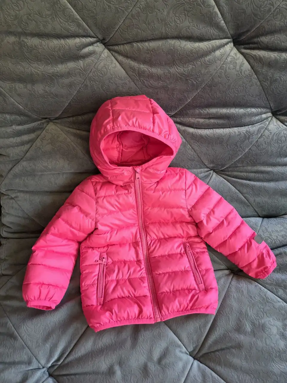 Ярко-малиновая демисезонная куртка с капюшоном