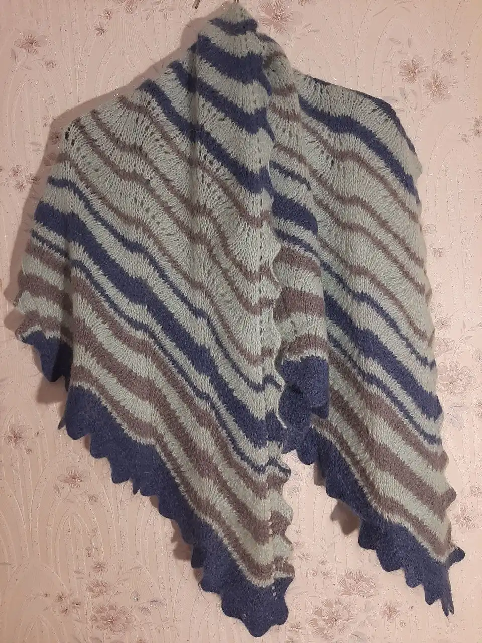 Палантин из шерсти ручной работы