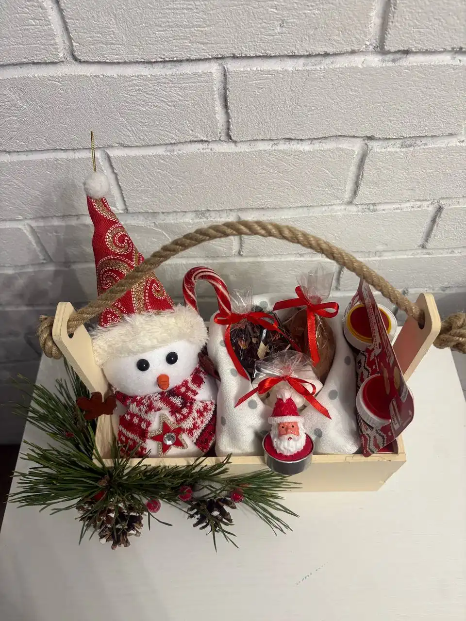 Новогодний подарочный комплект с продуктами и аксессуарами