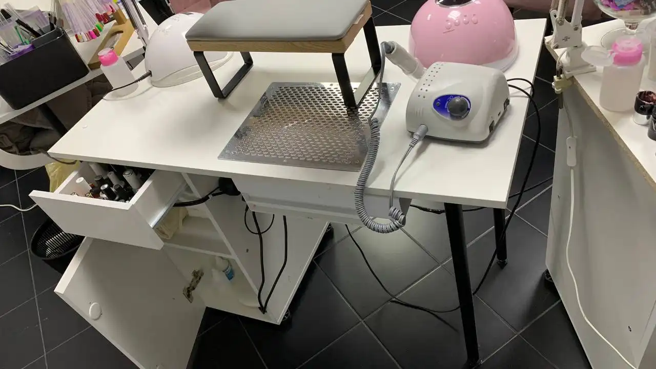 Продажа мебели для маникюра и письменных столов