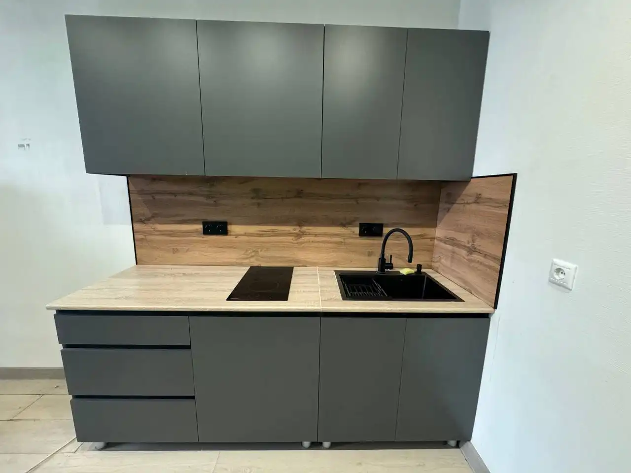 Продам кухонный гарнитур с раковиной и краном