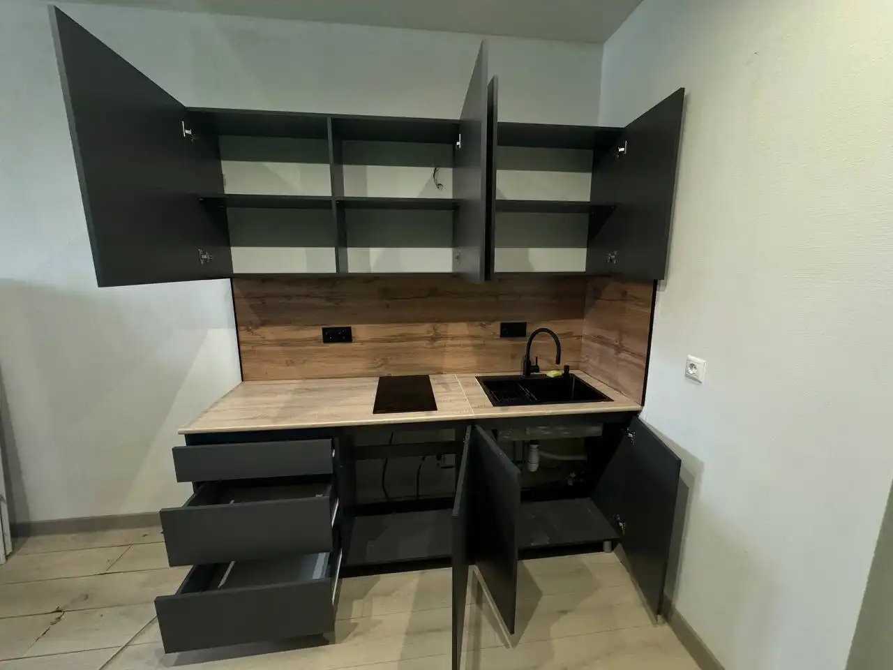 Продам кухонный гарнитур с раковиной и краном