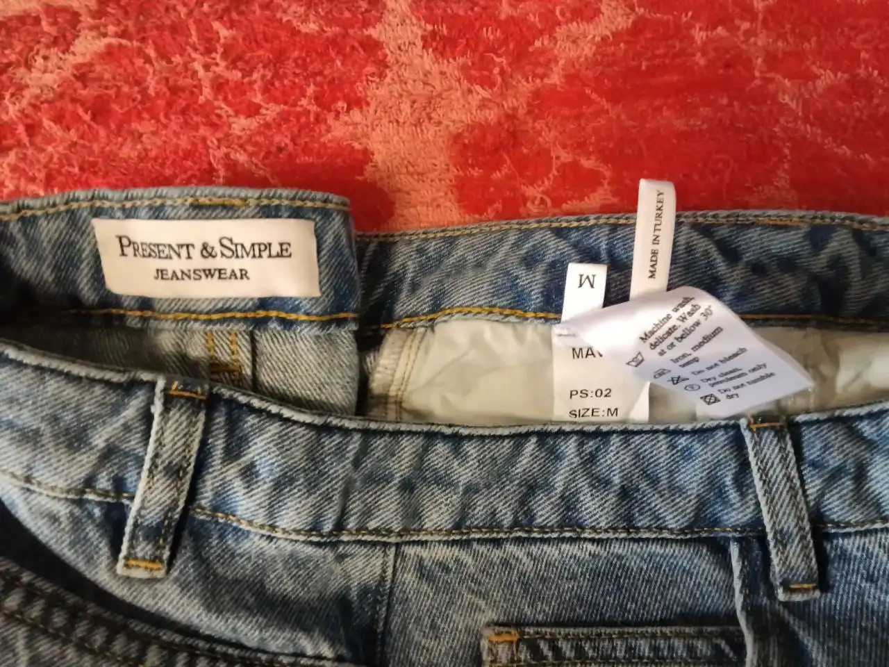 Джинсовая юбка и женские шорты