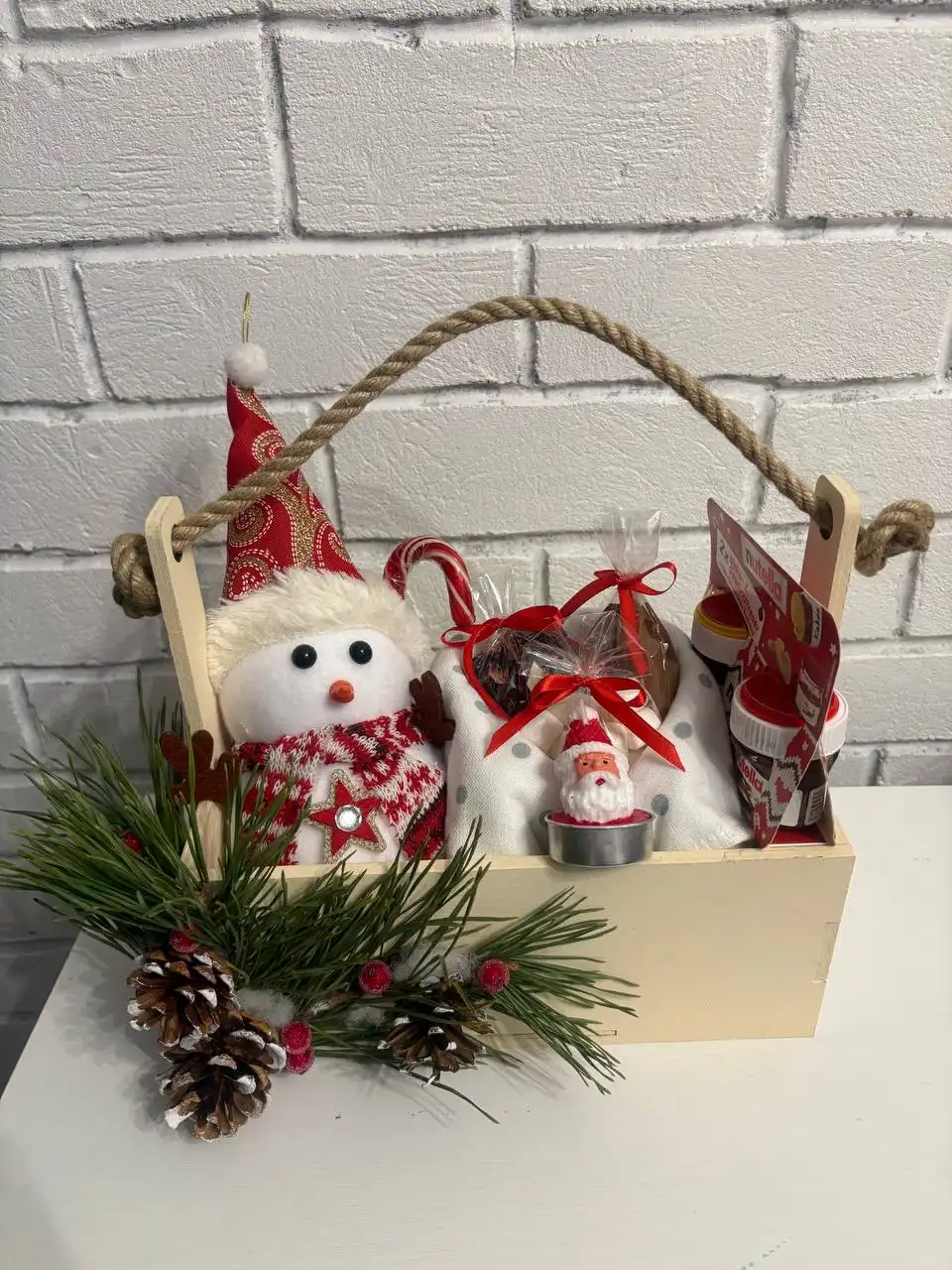 Новогодний кейс с натуральным декором и угощениями