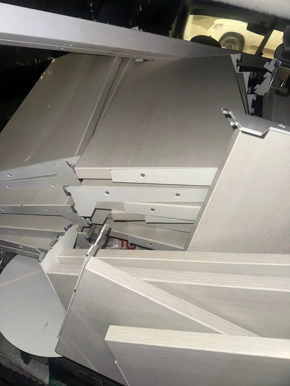 Продажа полок и стульев